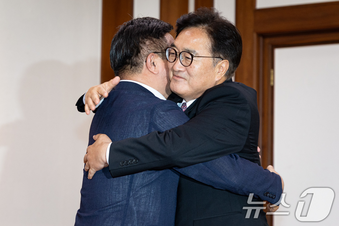 (서울=뉴스1) 유승관 기자 = 우원식 국회의장이 18일 서울 여의도 국회에서 윤호중 행정안전부 장관을 접견, 포옹하고 있다. 2025.8.18/뉴스1