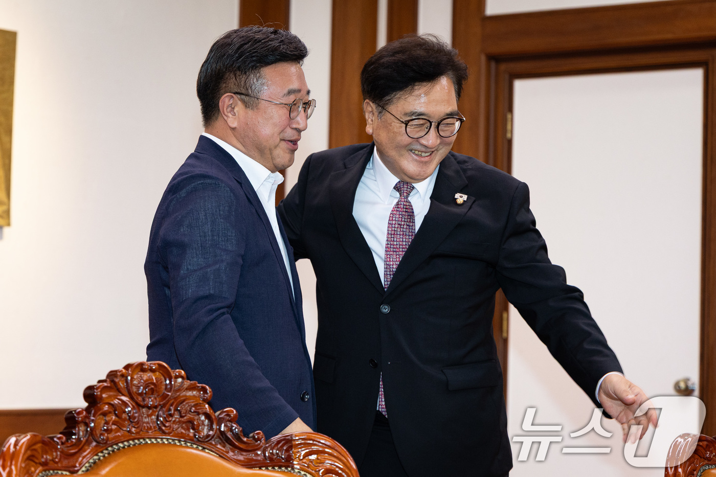 (서울=뉴스1) 유승관 기자 = 우원식 국회의장이 18일 서울 여의도 국회에서 윤호중 행정안전부 장관을 접견, 자리를 안내하고 있다. 2025.8.18/뉴스1