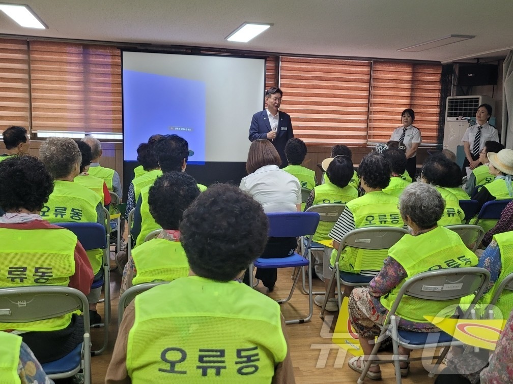 (대전=뉴스1) 이동원 기자 = 대전 중구(구청장 김제선)는 18일 부터 9월 9일까지 4개 동에서 노인일자리 참여자 250여 명을 대상으로‘찾아가는 교통안전교육’을 실시한다고 밝 …