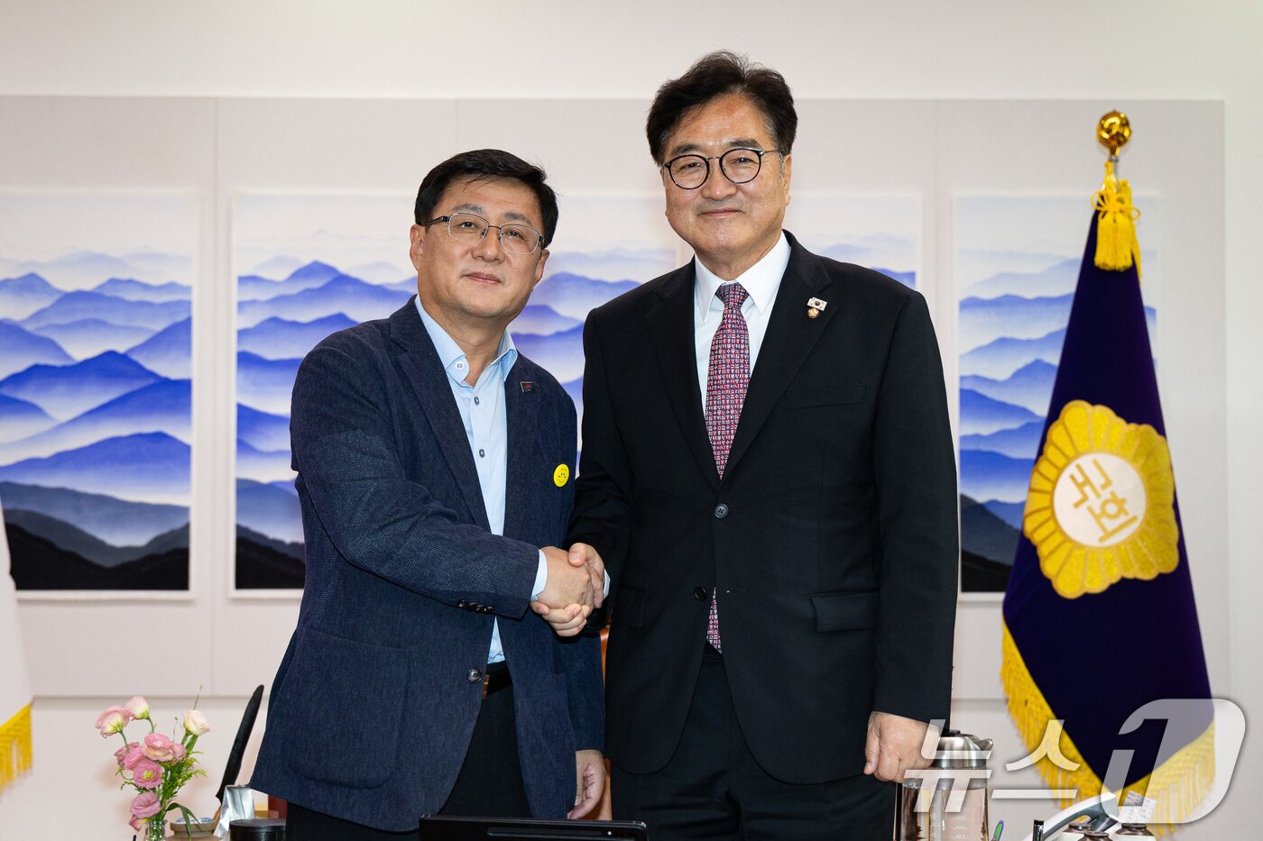 본문 이미지 - 우원식 국회의장이 18일 서울 여의도 국회에서 김성환 환경부 장관을 접견, 기념 촬영을 하고 있다. 2025.8.18/뉴스1 ⓒ News1 유승관 기자