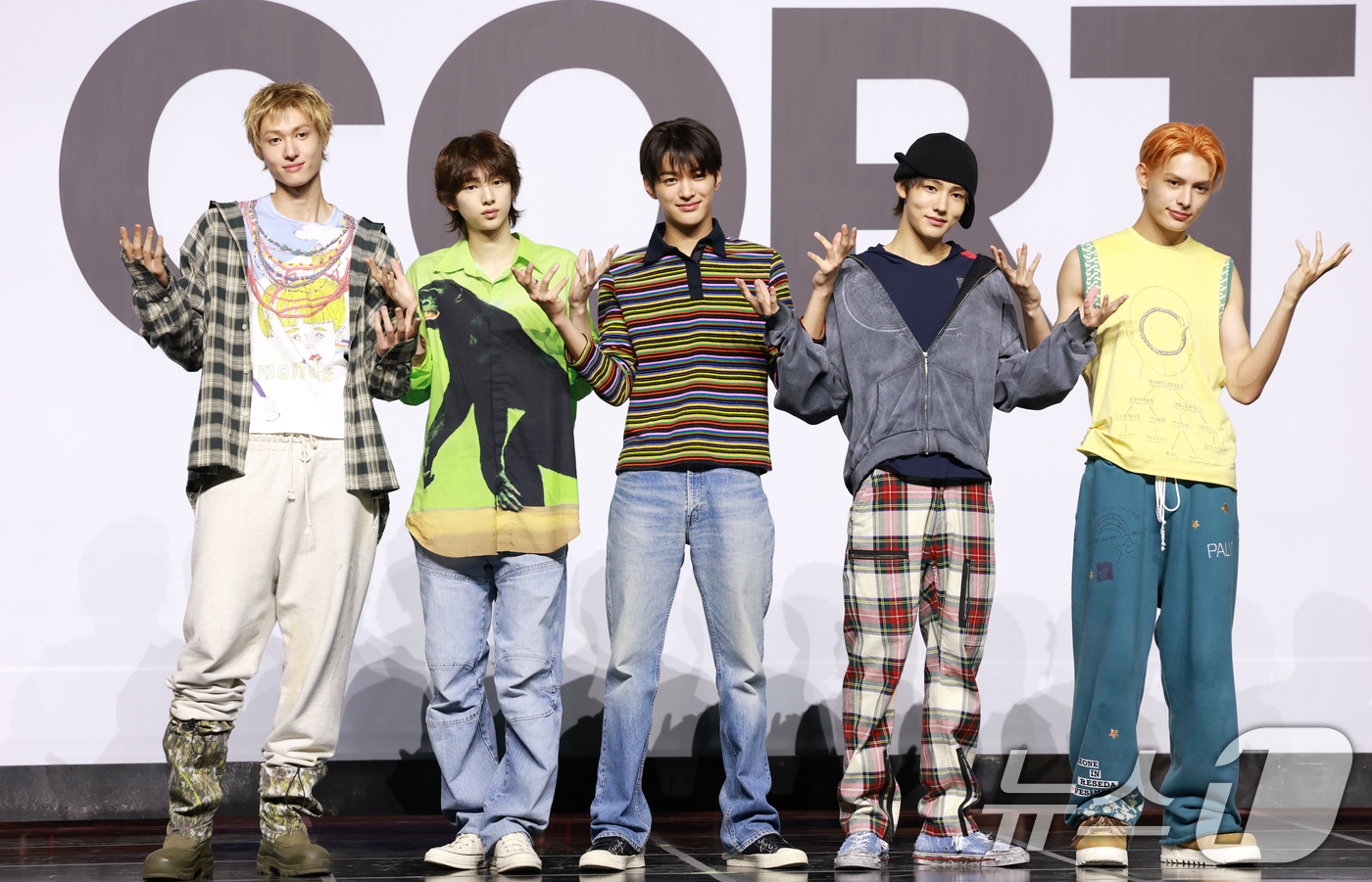 (서울=뉴스1) 권현진 기자 = 보이그룹 코르티스(CORTIS)의 마틴(왼쪽부터)과 주훈, 건호, 성현, 제임스가 18일 오후 서울 용산구 블루스퀘어에서 가진 데뷔 앨범 ‘컬러 아 …