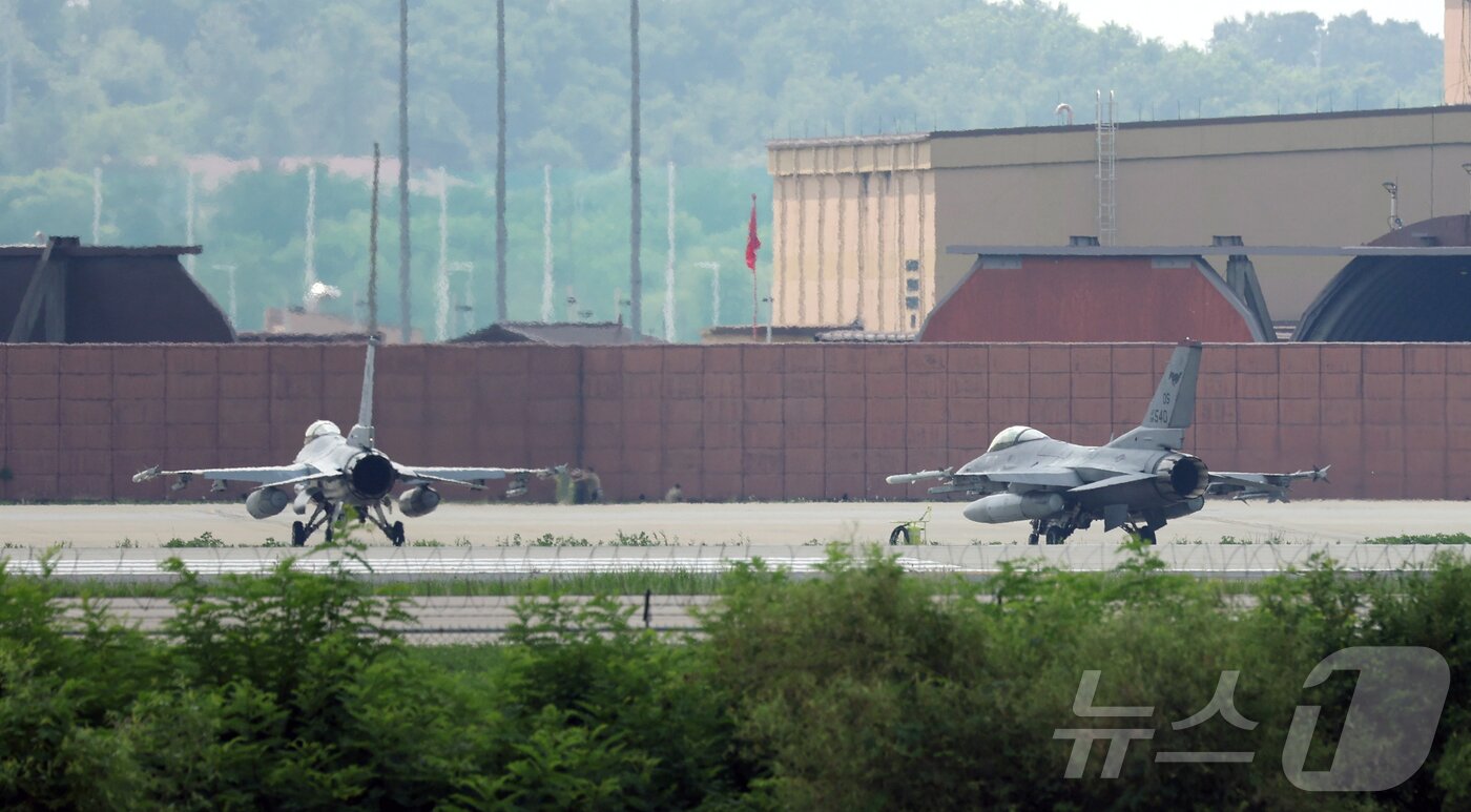 본문 이미지 - &#39;을지 자유의 방패&#40;UFS·을지프리덤실드&#41; 2025년 훈련&#39;을 실시한 18일 경기 평택시 주한미군 오산공군기지에서 F-16 전투기가 이륙 준비를하고 있다.  2025.8.18/뉴스1 ⓒ News1 김영운 기자