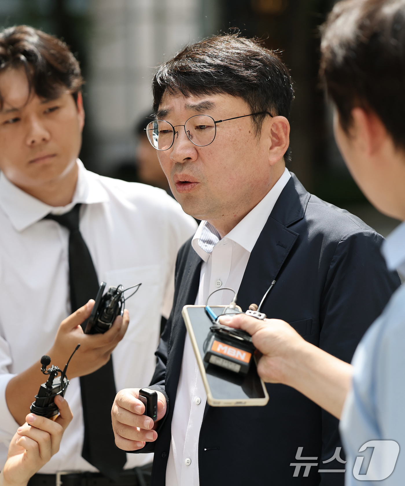 (서울=뉴스1) 오대일 기자 = 유튜브 채널 '신의한수' 대표 신혜식 씨가 18일 오후 서울 종로구 서울경찰청에서 포렌식 선별 작업을 위해 출석하며 입장을 밝히고 있다.신 씨는 윤 …