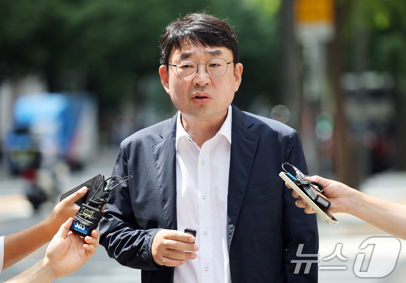 (서울=뉴스1) 오대일 기자 = 유튜브 채널 '신의한수' 대표 신혜식 씨가 18일 오후 서울 종로구 서울경찰청에서 포렌식 선별 작업을 위해 출석하며 입장을 밝히고 있다.신 씨는 윤 …