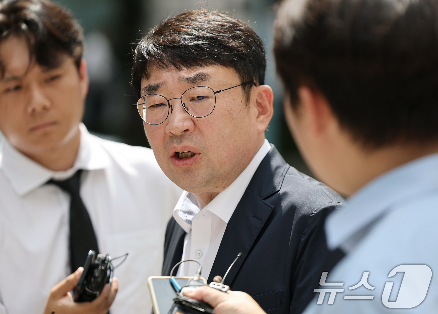 (서울=뉴스1) 오대일 기자 = 유튜브 채널 '신의한수' 대표 신혜식 씨가 18일 오후 서울 종로구 서울경찰청에서 포렌식 선별 작업을 위해 출석하며 입장을 밝히고 있다.신 씨는 윤 …