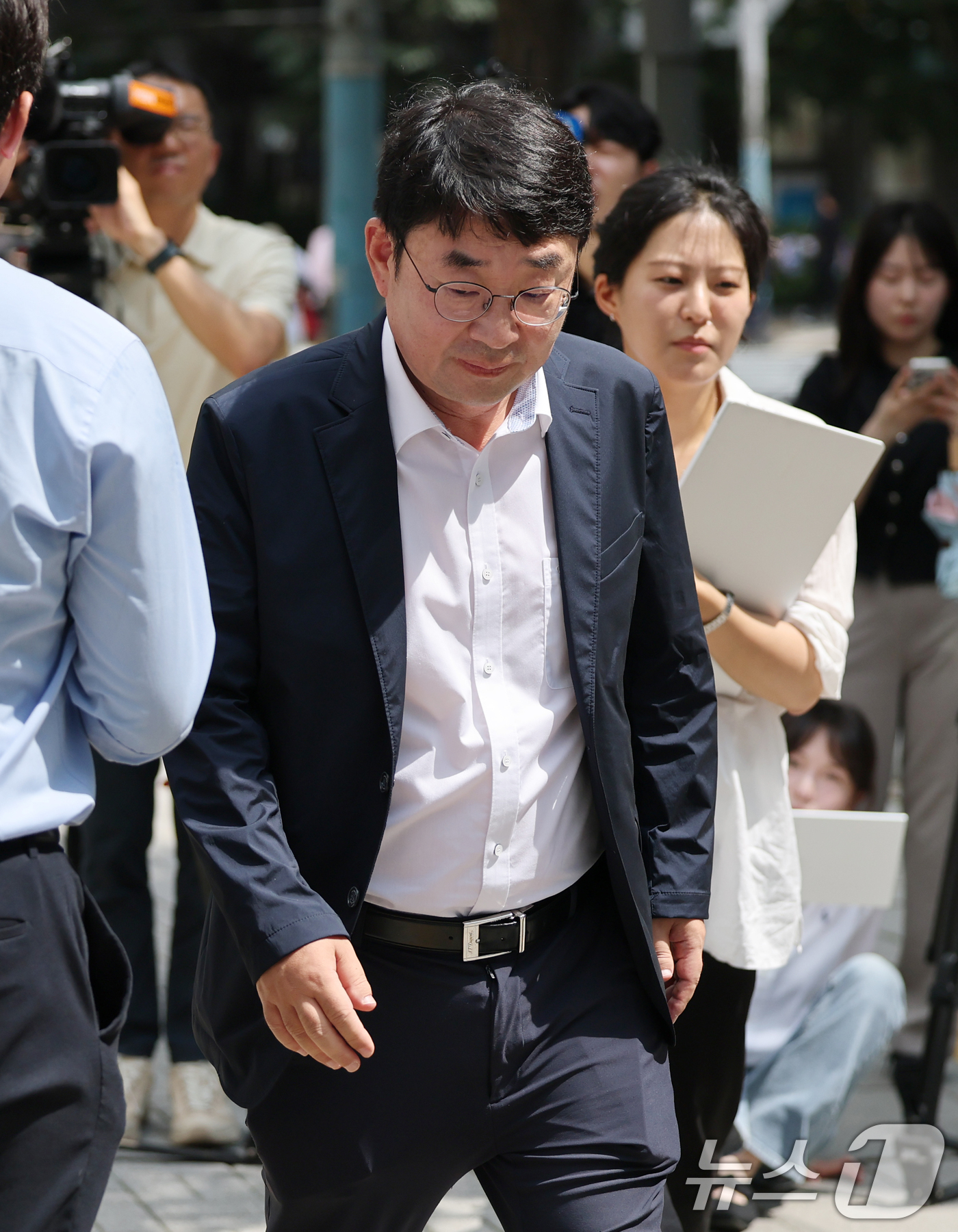 (서울=뉴스1) 오대일 기자 = 유튜브 채널 '신의한수' 대표 신혜식 씨가 18일 오후 서울 종로구 서울경찰청에서 포렌식 선별 작업을 위해 출석하고 있다.신 씨는 윤석열 전 대통령 …