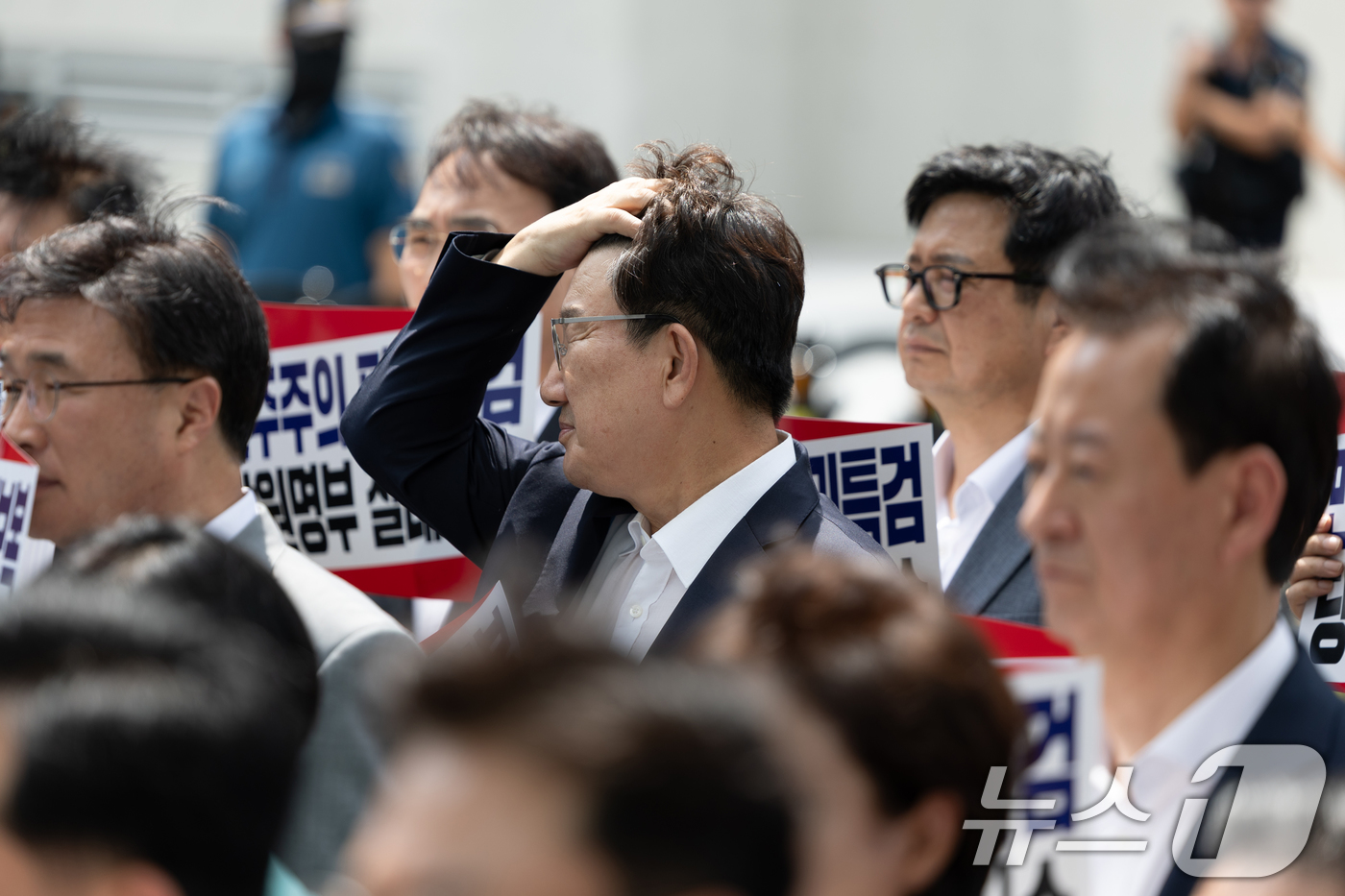 (서울=뉴스1) 이승배 기자 = 권성동 국민의힘 의원이 18일 오후 서울 종로구에 마련된 김건희 특검팀(특별검사 민중기) 사무실 앞에서 열린 국민의힘 현장 비상의원총회 및 야당탄압 …