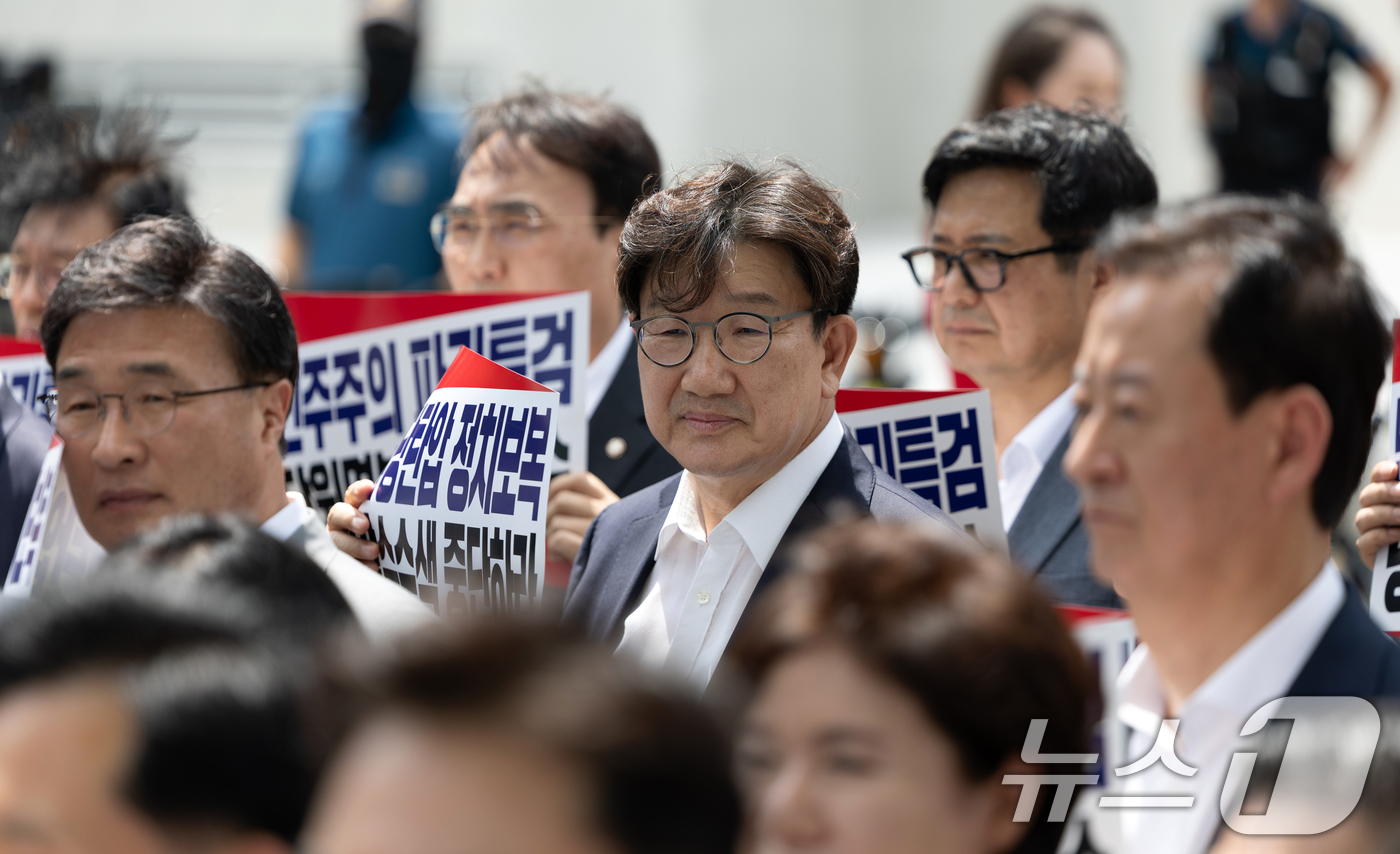 (서울=뉴스1) 이승배 기자 = 권성동 국민의힘 의원이 18일 오후 서울 종로구에 마련된 김건희 특검팀(특별검사 민중기) 사무실 앞에서 열린 국민의힘 현장 비상의원총회 및 야당탄압 …