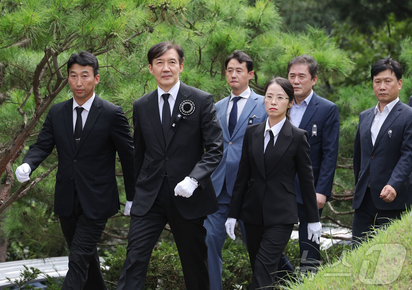 본문 이미지 - 조국 전 조국혁신당 대표가 18일 서울 동작구 국립서울현충원 내 김대중 전 대통령 묘역으로 참배를 위해 이동하고 있다. &#40;공동취재&#41; /뉴스1 ⓒ News1 박정호 기자