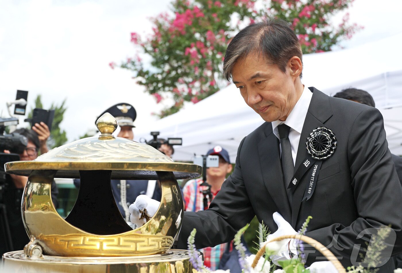 본문 이미지 - 조국혁신당 조국 전 대표가 18일 서울 동작구 국립서울현충원 내 김대중 전 대통령 묘역을 찾아 참배를 하고 있다. (공동취재) 2025.8.18/뉴스1 ⓒ News1 박정호 기자