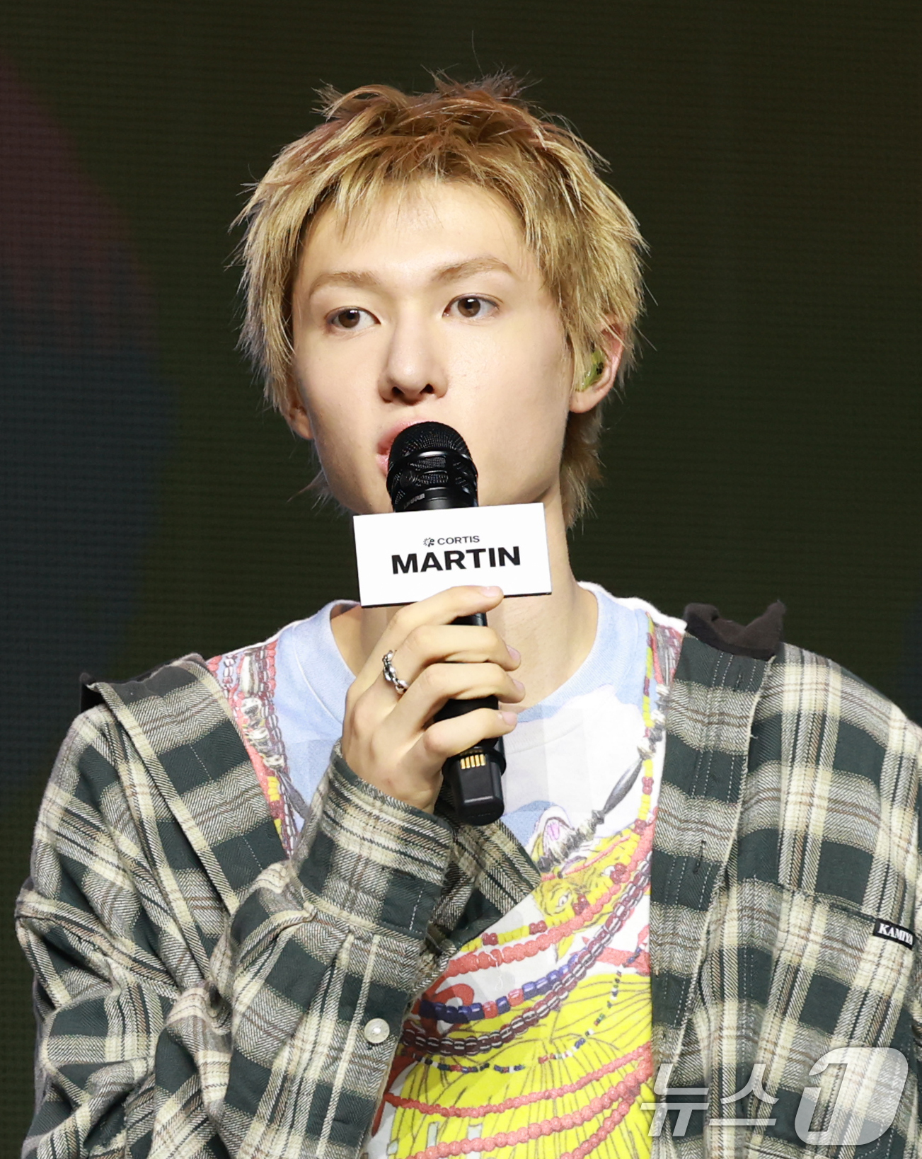 (서울=뉴스1) 권현진 기자 = 보이그룹 코르티스(CORTIS) 마틴이 18일 서울 용산구 블루스퀘어에서 가진 데뷔 앨범 ‘컬러 아웃사이드 더 라인즈(COLOR OUTSIDE TH …