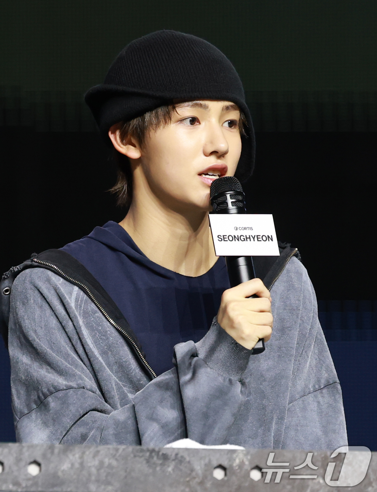 (서울=뉴스1) 권현진 기자 = 보이그룹 코르티스(CORTIS) 성현이 18일 서울 용산구 블루스퀘어에서 가진 데뷔 앨범 ‘컬러 아웃사이드 더 라인즈(COLOR OUTSIDE TH …