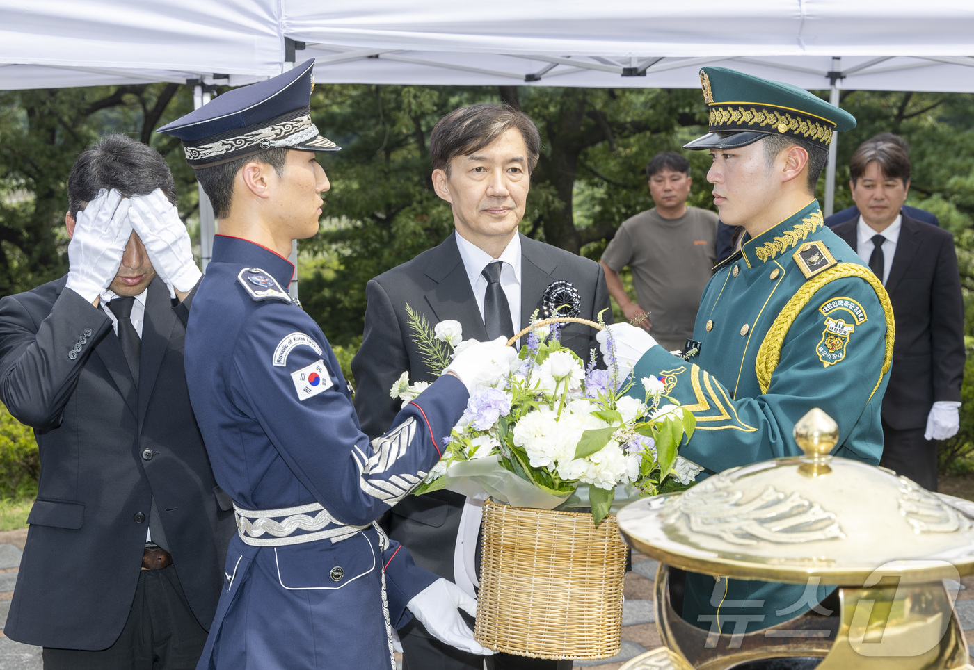 (서울=뉴스1) 박정호 기자 = 조국혁신당 조국 전 대표가 18일 서울 동작구 국립서울현충원 내 김대중 전 대통령 묘역을 찾아 참배하고 있다. (공동취재) 2025.8.18/뉴스1 …
