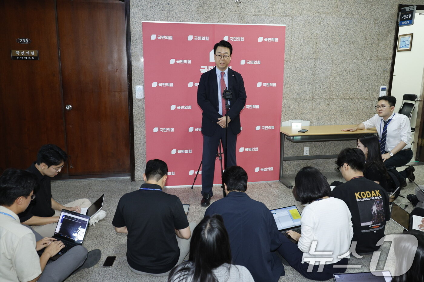 본문 이미지 - 김건희 특검팀이 국민의힘 자료 협조 요청을 위해 수사관을 파견한 18일 서울 여의도 국회 국민의힘 당대표회의실 앞에서 곽규택 수석대변인이 입장을 발표하고 있다. 2025.8.18/뉴스1 2025.8.18/뉴스1 ⓒ News1 안은나 기자