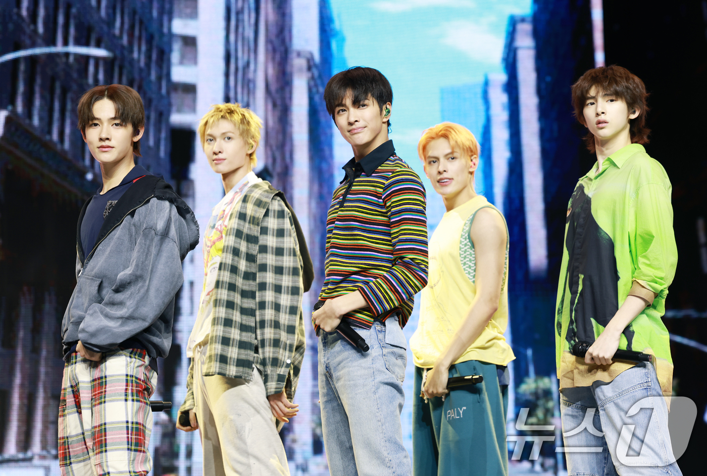 (서울=뉴스1) 권현진 기자 = 보이그룹 코르티스(CORTIS)가 18일 서울 용산구 블루스퀘어에서 가진 데뷔 앨범 ‘컬러 아웃사이드 더 라인즈(COLOR OUTSIDE THE L …