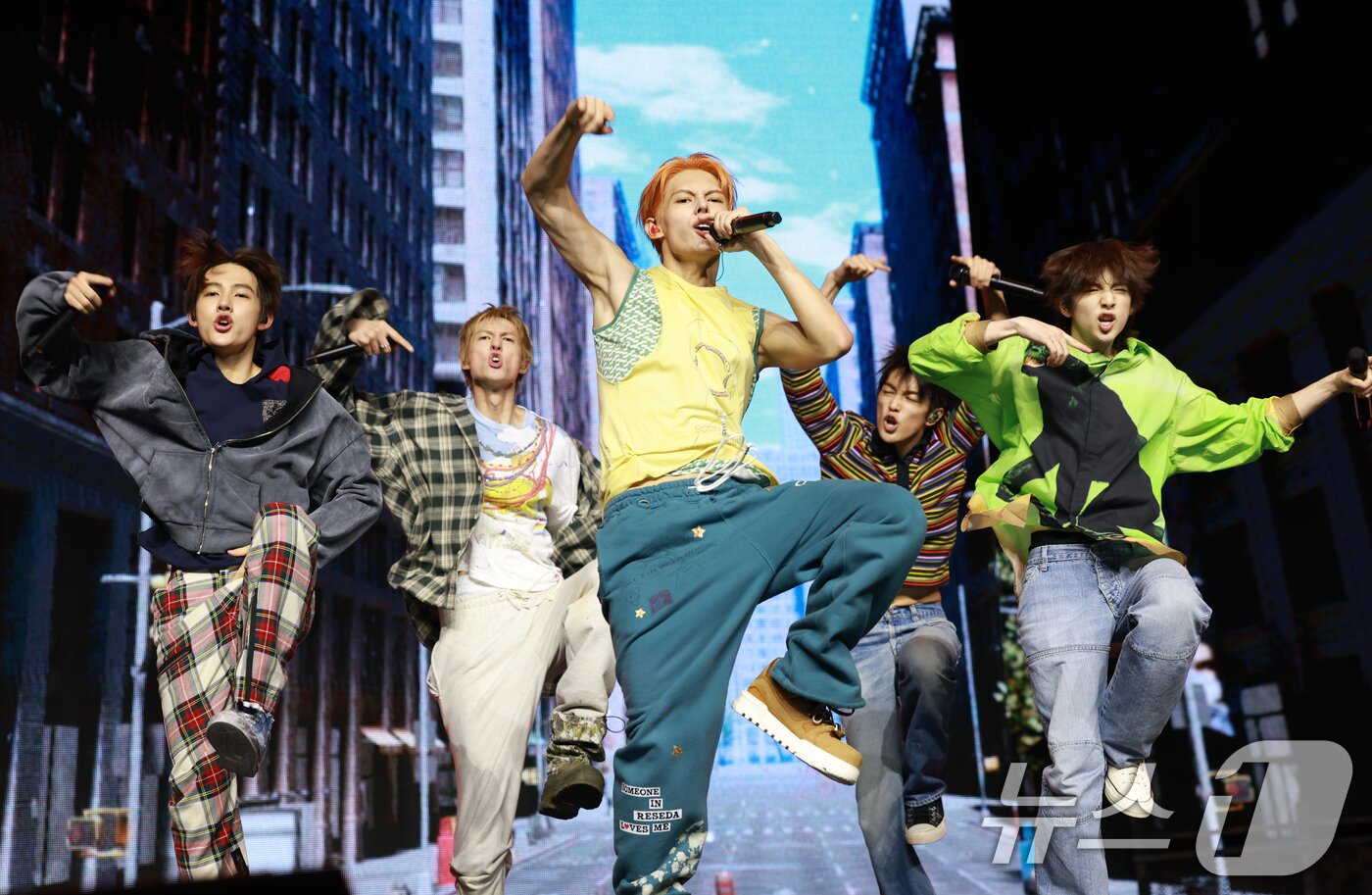 본문 이미지 - 보이그룹 코르티스(CORTIS)가 18일 서울 용산구 블루스퀘어에서 가진 데뷔 앨범 ‘컬러 아웃사이드 더 라인즈(COLOR OUTSIDE THE LINES)’ 쇼케이스에서 신곡을 선보이고 있다. 2025.8.18 ⓒ 뉴스1 권현진 기자