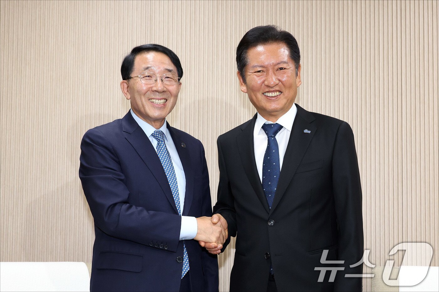 본문 이미지 - 정청래 더불어민주당 대표가 18일 오후 서울 종로구 한국기독교회관에서 김종생 한국기독교교회협의회&#40;NCCK&#41; 총무를 예방해 기념촬영을 하고 있다. 2025.8.18/뉴스1 ⓒ News1 국회사진기자단