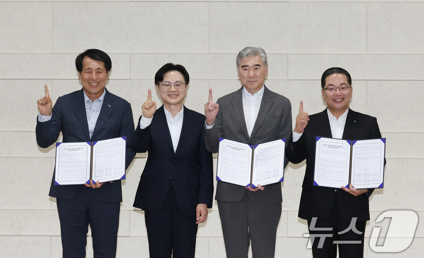 (아산=뉴스1) 김기태 기자 = 김정관 산업통상자원부 장관이 18일 충남 아산 디와이오토에서 열린 수출공급망 강화 금융지원 업무협약에 배석하고 있다. 왼쪽부터 장영진 한국무역보험공 …