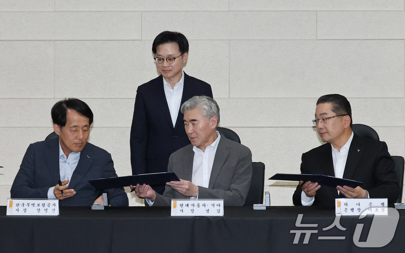 (아산=뉴스1) 김기태 기자 = 18일 충남 아산 디와이오토에서 김정관 산업통상자원부 장관이 배석한 가운데 관계기관이 수출공급망 강화 금융지원 업무협약을 체결하고 있다. 앞줄 왼쪽 …