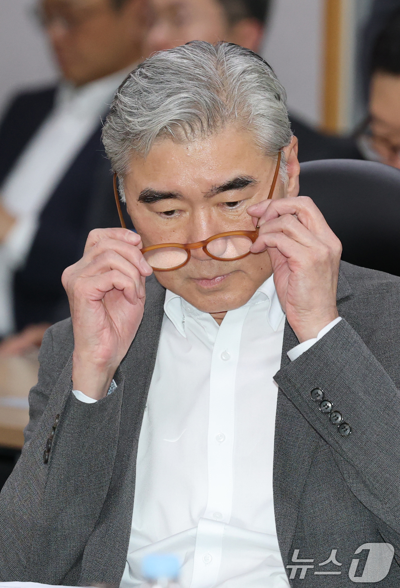 (아산=뉴스1) 김기태 기자 = 성김 현대자동차·기아 사장이 18일 충남 아산 디와이오토에서 열린 수출공급망 강화 금융지원 간담회에 참석해 안경을 고쳐쓰고 있다. 2025.8.18 …