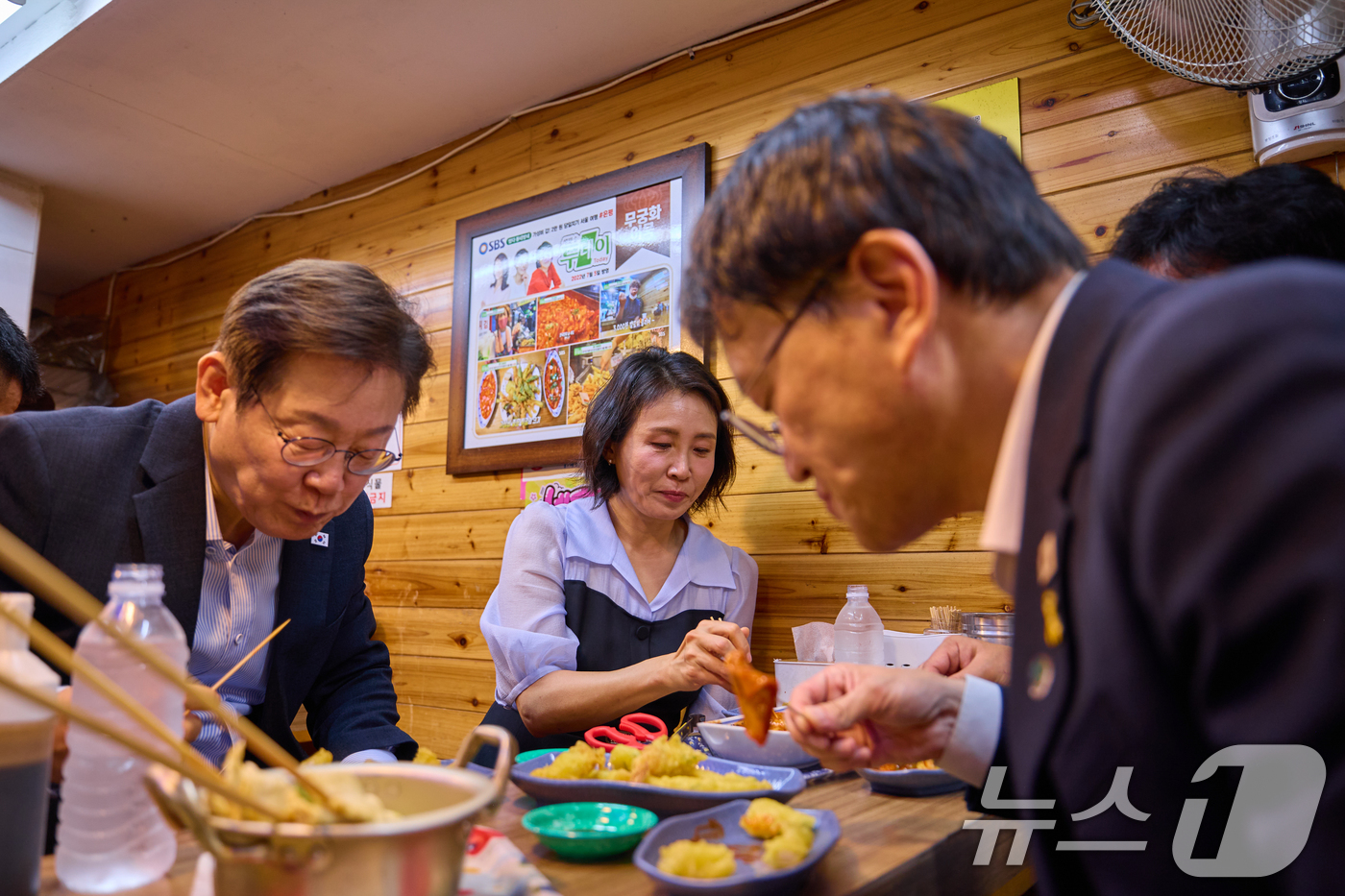 (서울=뉴스1) 허경 기자 = 이재명 대통령과 김혜경 여사가 지난 17일 서울 은평구 연서시장을 방문해 분식을 먹고 있다. (이재명 대통령 SNS. 재판매 및 DB 금지) 2025 …