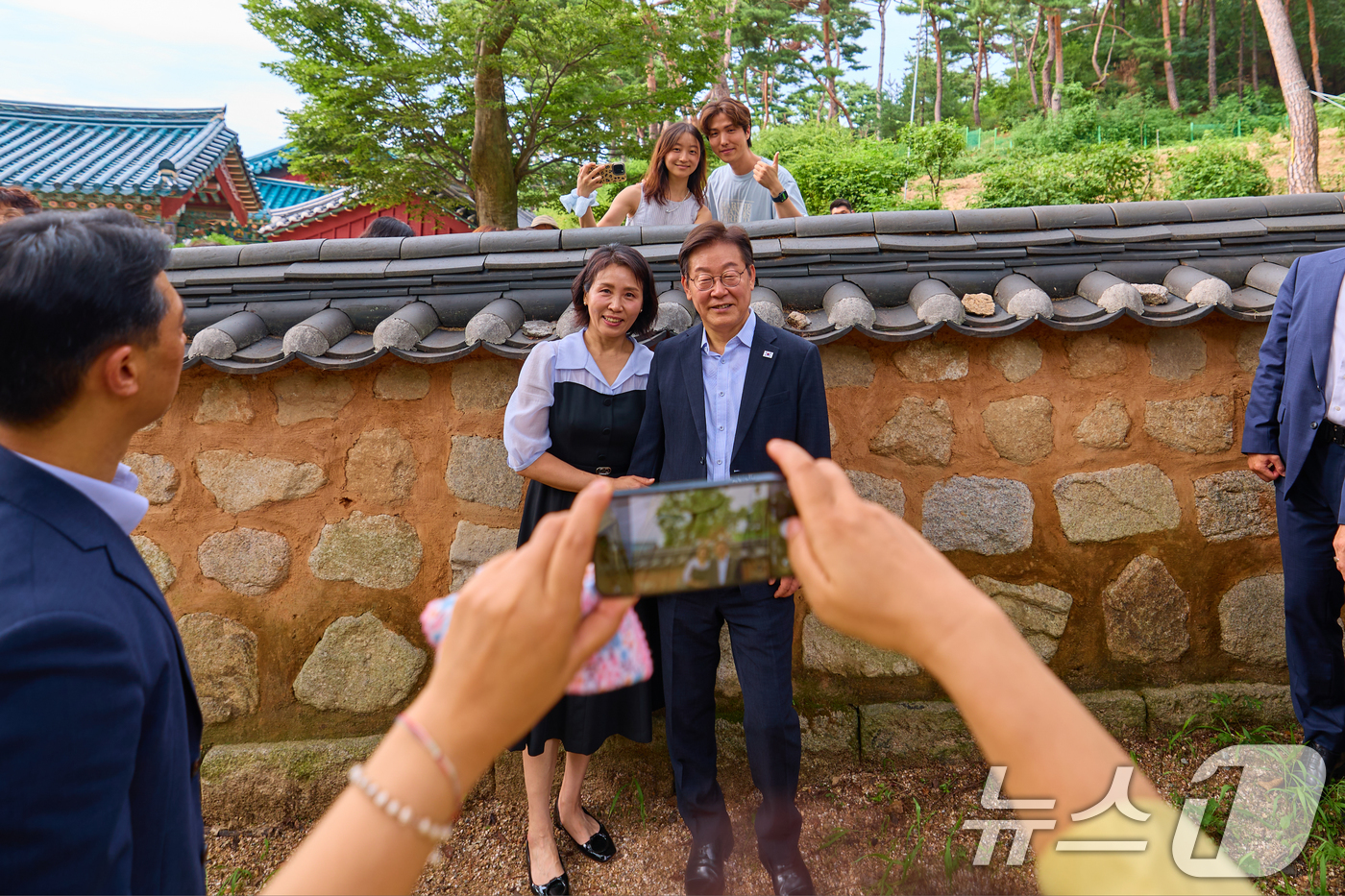 (서울=뉴스1) 허경 기자 = 이재명 대통령과 김혜경 여사가 지난 17일 서울 은평구 진관사를 방문해 시민들과 기념촬영을 하고 있다. (이재명 대통령 SNS. 재판매 및 DB 금지 …