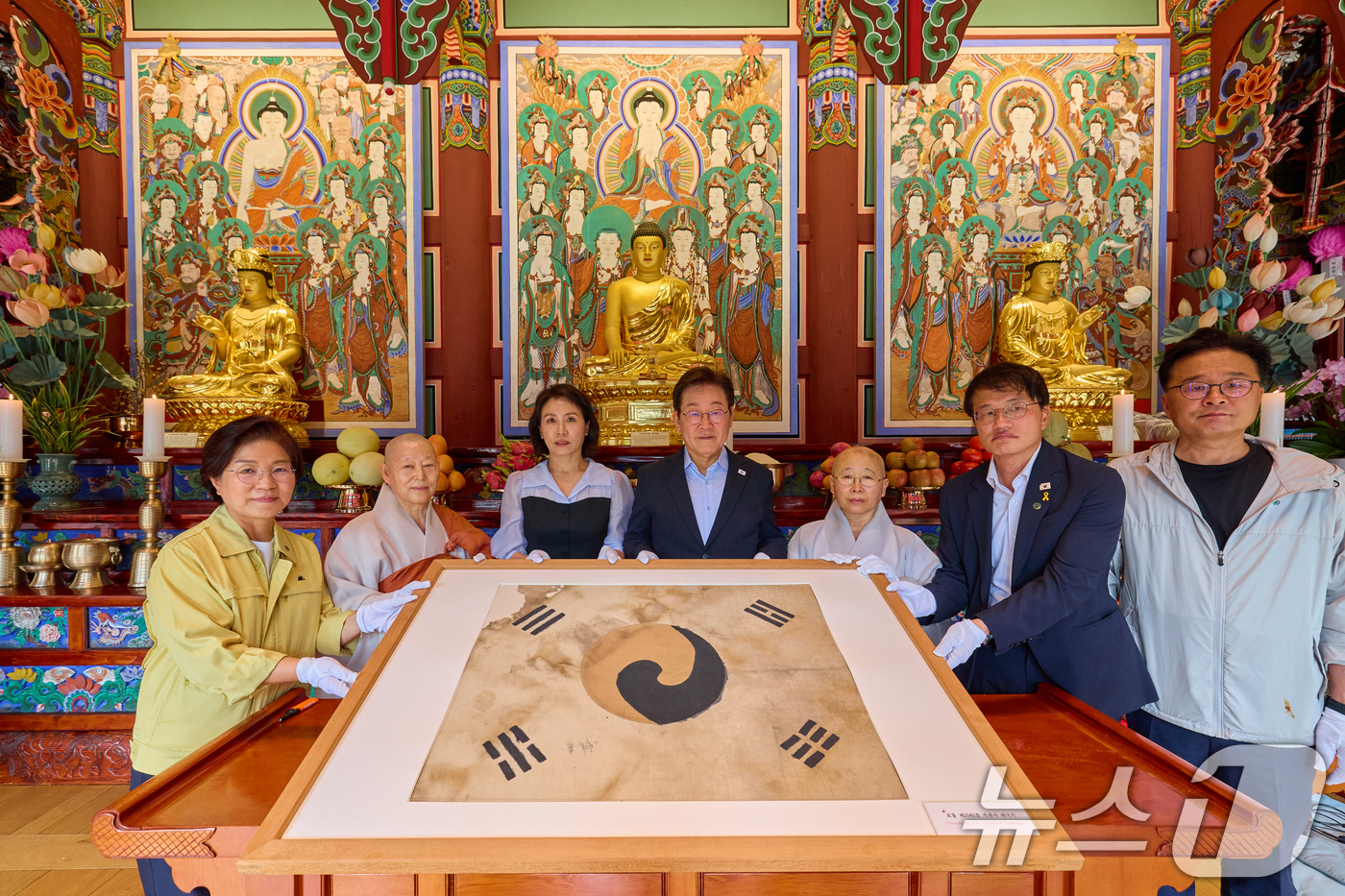 (서울=뉴스1) 허경 기자 = 이재명 대통령과 김혜경 여사가 지난 17일 서울 은평구 진관사를 방문해 2009년 진관사 복원과정에서 발견된 진관사 태극기를 들어보이고 있다. (이재 …