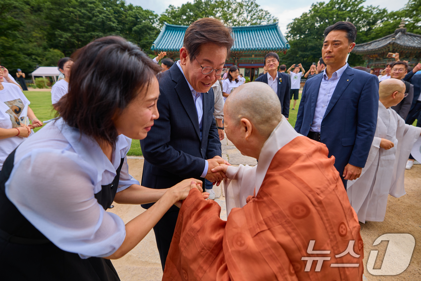 (서울=뉴스1) 허경 기자 = 이재명 대통령과 김혜경 여사가 지난 17일 서울 은평구 진관사를 방문해 스님과 인사하고 있다. (이재명 대통령 SNS. 재판매 및 DB 금지) 202 …