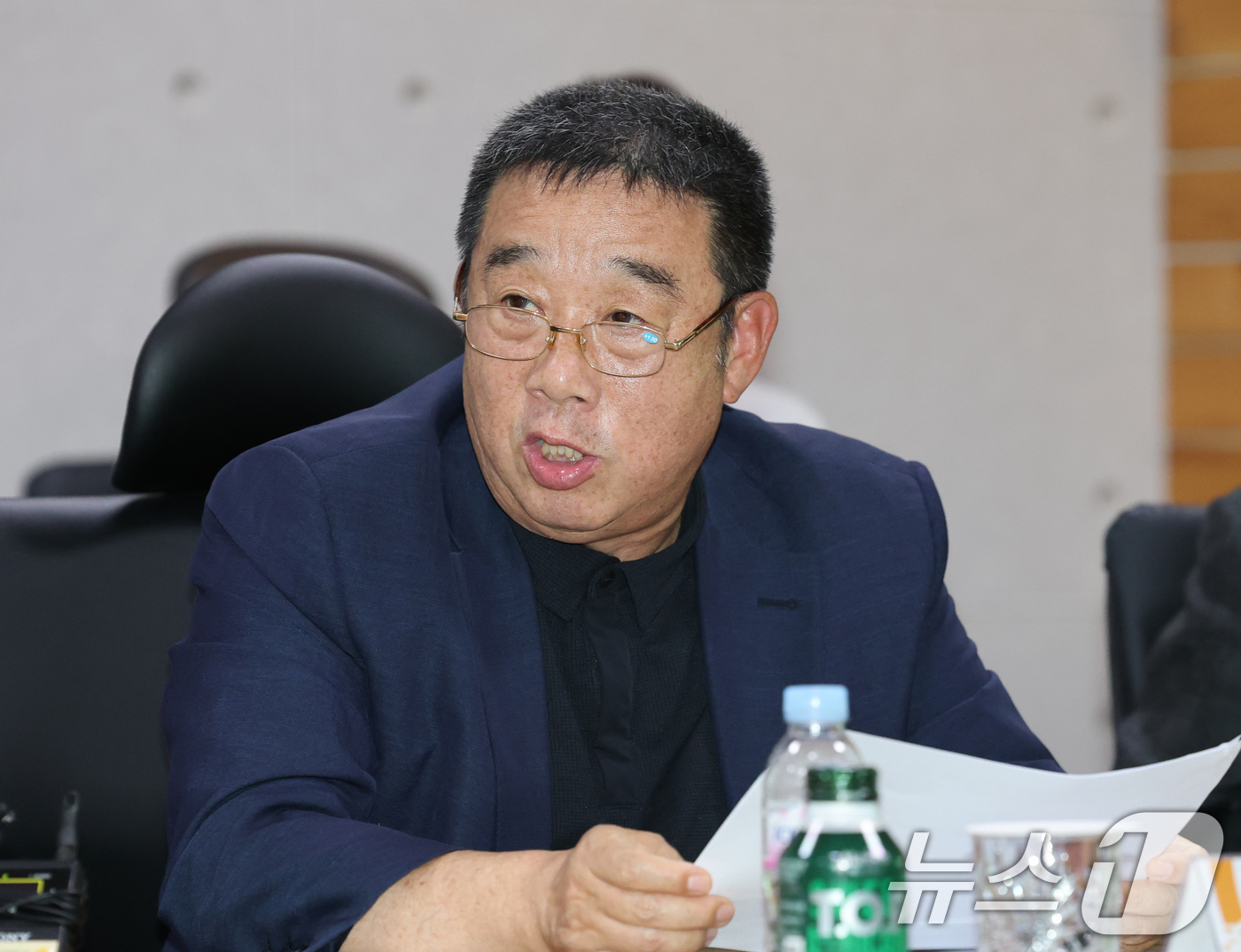 (아산=뉴스1) 김기태 기자 = 최재홍 서진산업 대표이사가 18일 충남 아산 디와이오토에서 열린 수출공급망 강화 금융지원 간담회에 참석해 인사말을 하고 있다. 2025.8.18/뉴 …