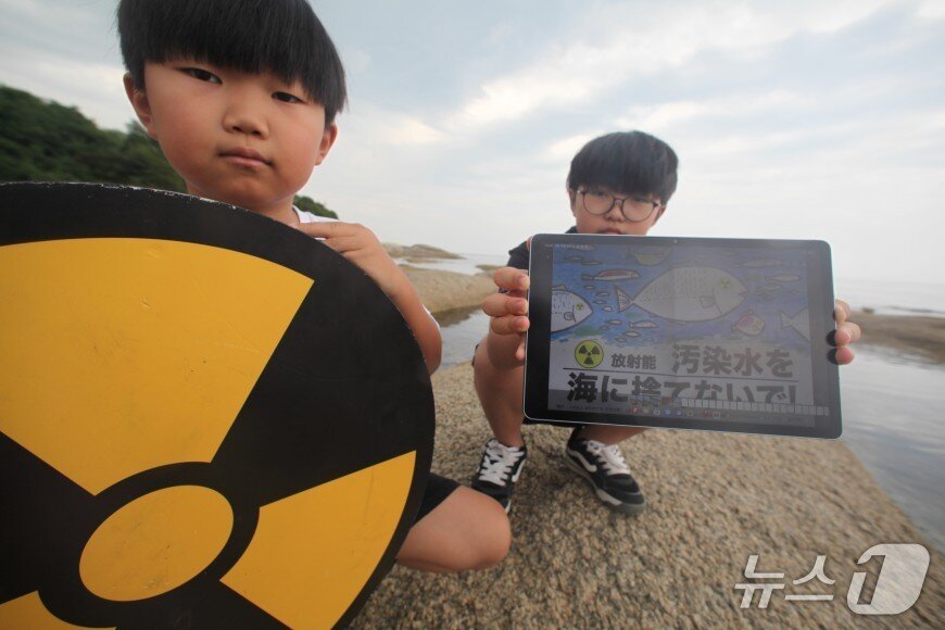 본문 이미지 - 환경보건시민센터와 환경운동연합 바다위원회, 속초고성양양환경운동연합 등이 18일 오전 속초시 장사동 장사항 일원에서 캠페인을 실시하고 있다.&#40;속초고성양양환경운동연합 제공, 재판매 및 DB 금지&#41; 2025.8.18/뉴스1