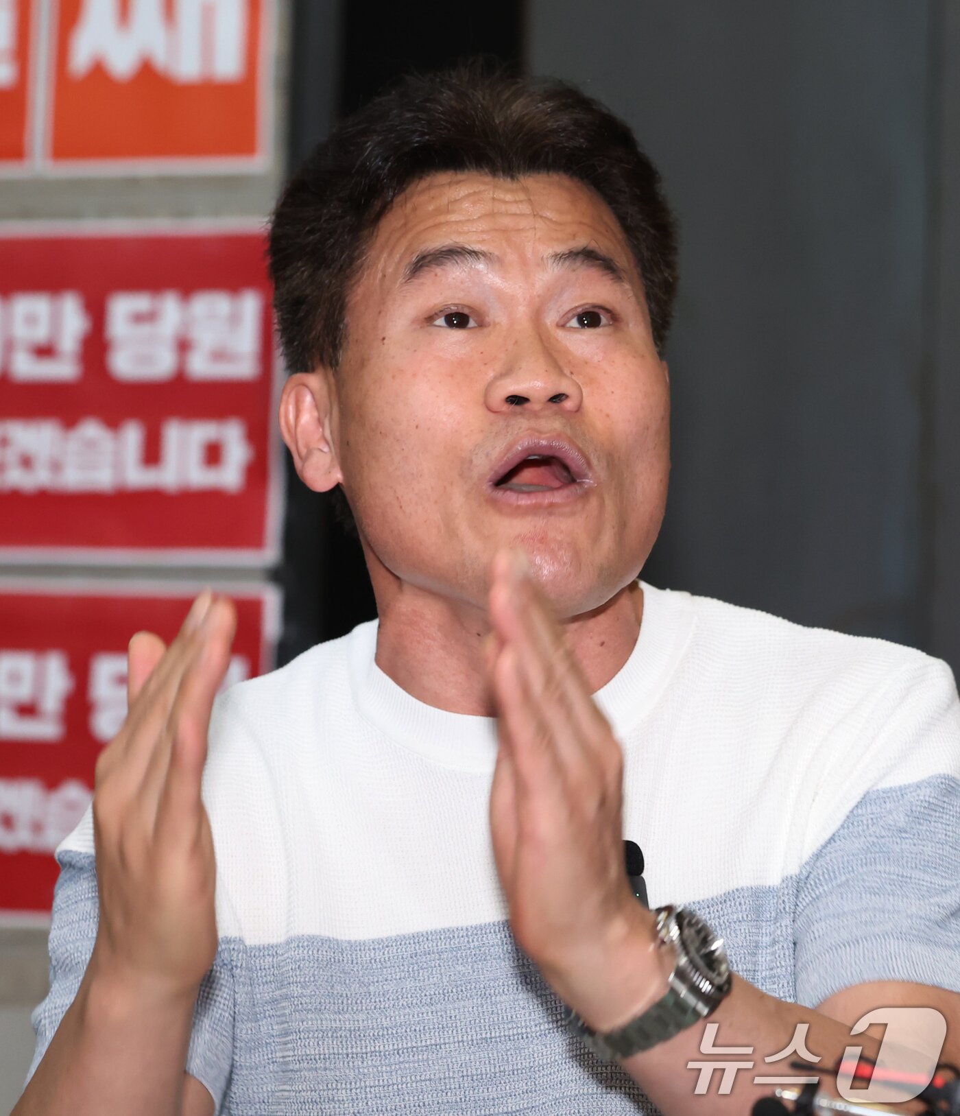 본문 이미지 - 전 한국사 강사 전한길 씨가 지난 8월 18일 오후 서울 여의도 국민의힘 중앙당사를 찾아 특검의 국민의힘 압수수색 저지 농성 중인 김문수 당대표 후보와 만나 입장을 밝히고 있는 모습. 2025.8.18/뉴스1 ⓒ News1 장수영 기자 