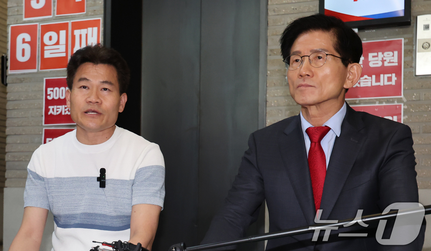 (서울=뉴스1) 장수영 기자 = 전한길 씨가 18일 오후 서울 여의도 국민의힘 중앙당사를 찾아 특검의 국민의힘 압수수색 저지 농성 중인 김문수 당대표 후보와 만나 입장을 밝히고 있 …