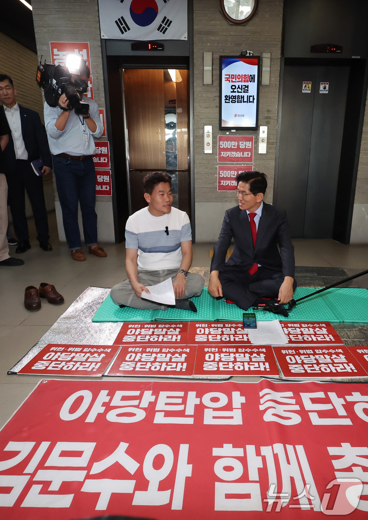 (서울=뉴스1) 장수영 기자 = 전한길 씨가 18일 오후 서울 여의도 국민의힘 중앙당사를 찾아 특검의 국민의힘 압수수색 저지 농성 중인 김문수 당대표 후보와 만나 입장을 밝히고 있 …