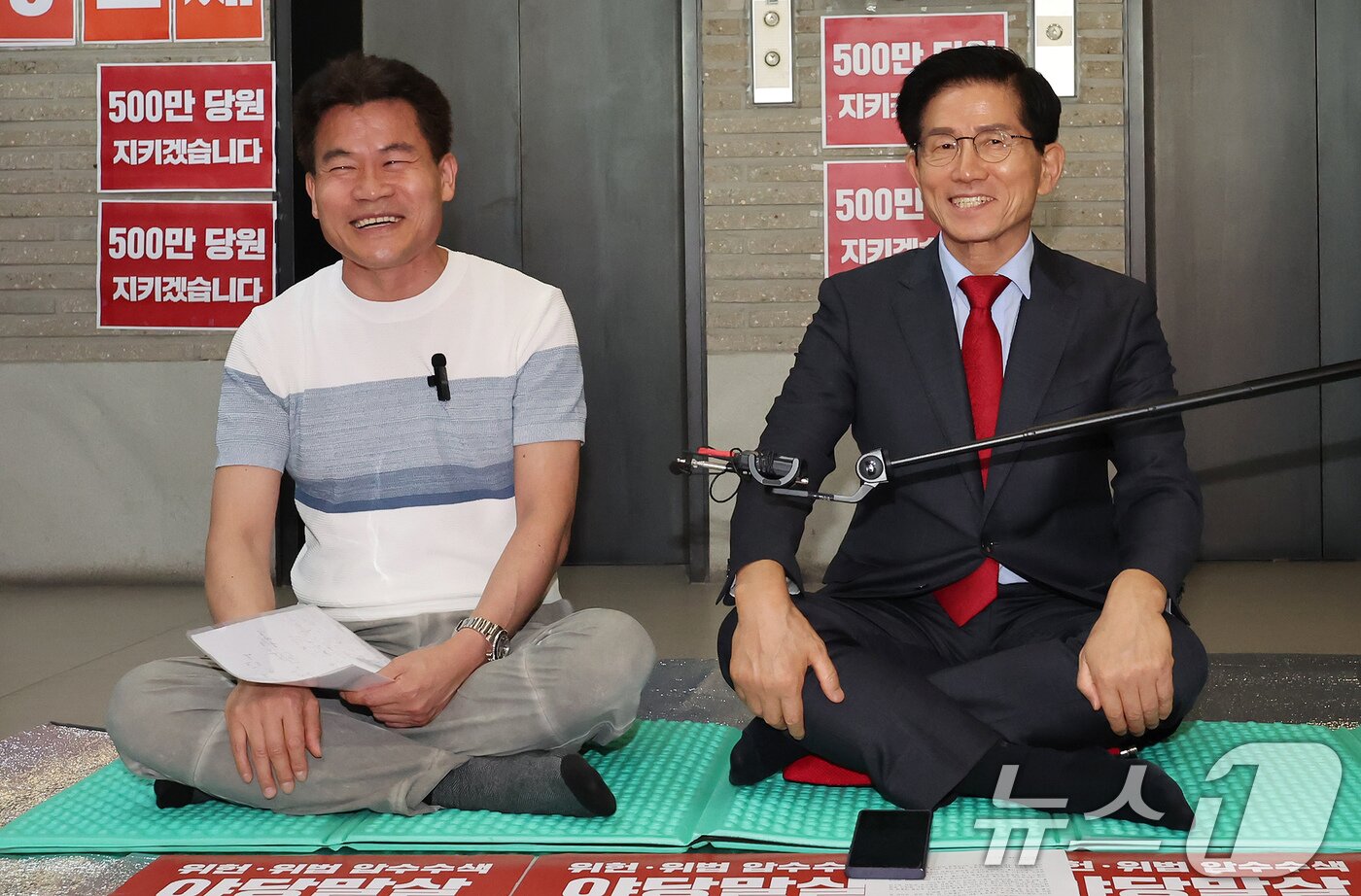 본문 이미지 - 전한길 씨가 지난 8월 18일 오후 서울 여의도 국민의힘 중앙당사를 찾아 특검의 국민의힘 압수수색 저지 농성 중인 김문수 당대표 후보와 만나 입장을 밝히고 있다. 전 씨는 이 자리에서 장동혁 후보 지지와 관련된 보도에 대해 오해라는 입장을 밝혔다. 2025.8.18/뉴스1 ⓒ News1 장수영 기자