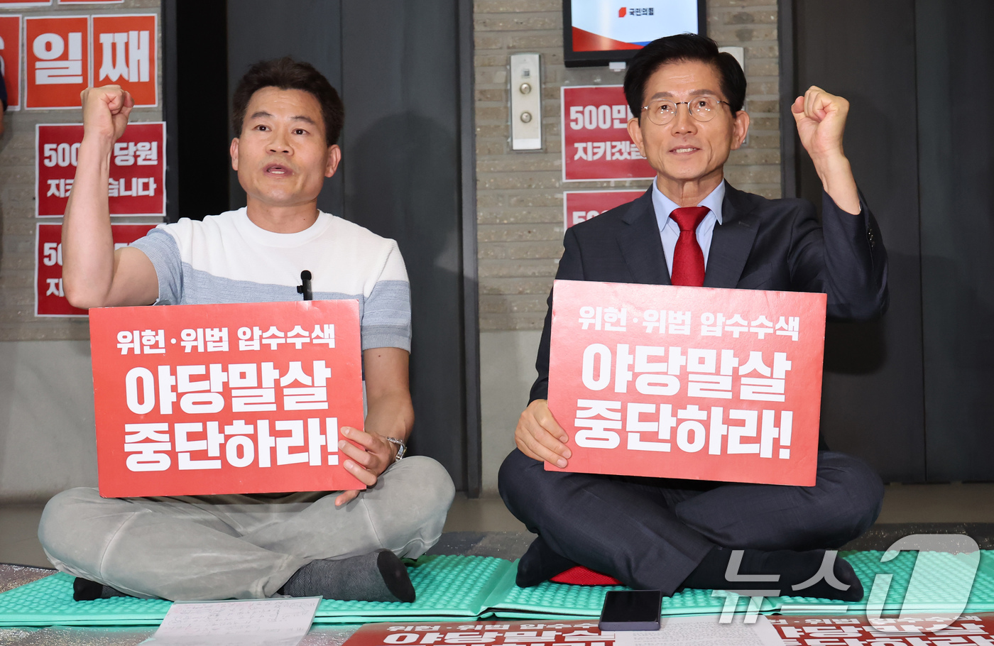 (서울=뉴스1) 장수영 기자 = 전한길 씨가 18일 오후 서울 여의도 국민의힘 중앙당사를 찾아 특검의 국민의힘 압수수색 저지 농성 중인 김문수 당대표 후보와 만나 입장을 밝히고 있 …