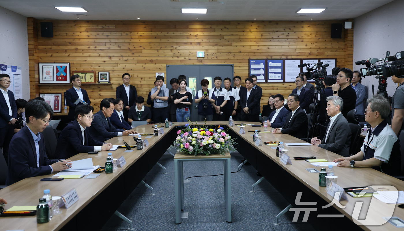 (아산=뉴스1) 김기태 기자 = 김정관 산업통상자원부 장관이 18일 충남 아산 디와이오토에서 열린 수출공급망 강화 금융지원 간담회에 참석해 인사말을 하고 있다. 2025.8.18/ …