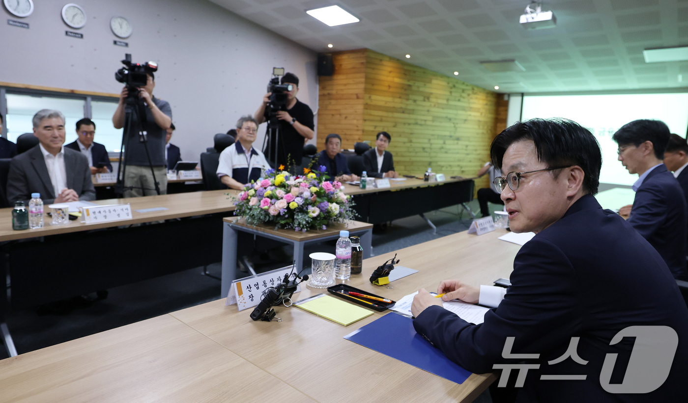 (아산=뉴스1) 김기태 기자 = 김정관 산업통상자원부 장관이 18일 충남 아산 디와이오토에서 열린 수출공급망 강화 금융지원 간담회에 참석해 인사말을 하고 있다. 2025.8.18/ …