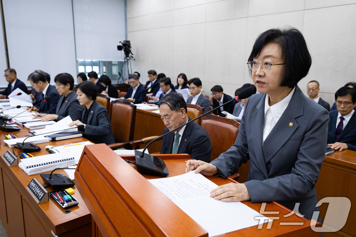 (서울=뉴스1) 유승관 기자 = 오유경 식품의약품안전처장이 18일 서울 여의도 국회에서 열린 제428회 국회(임시회) 보건복지위원회 제1차 전체회의에 출석해 인사말과 2024회계연 …