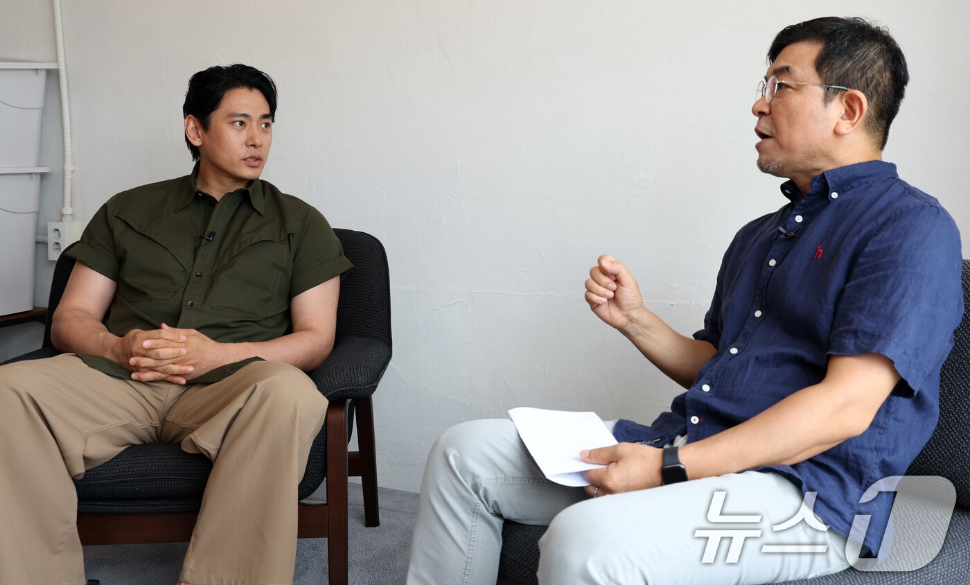 본문 이미지 - 배우 유태오&#40;왼쪽&#41;와 정덕현 대중문화평론가 / 뉴스1 ⓒ News1 김명섭 기자