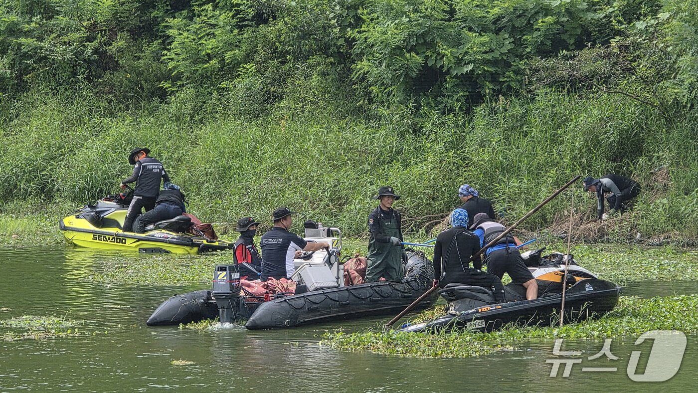 본문 이미지 - (사)한국해양인명구조협회 서산시본부 회원들이 보트를 동원해 쓰레기를 수거하고 있다.(서산시 제공. 재판매 및 DB금지)2025.8.18/뉴스1
