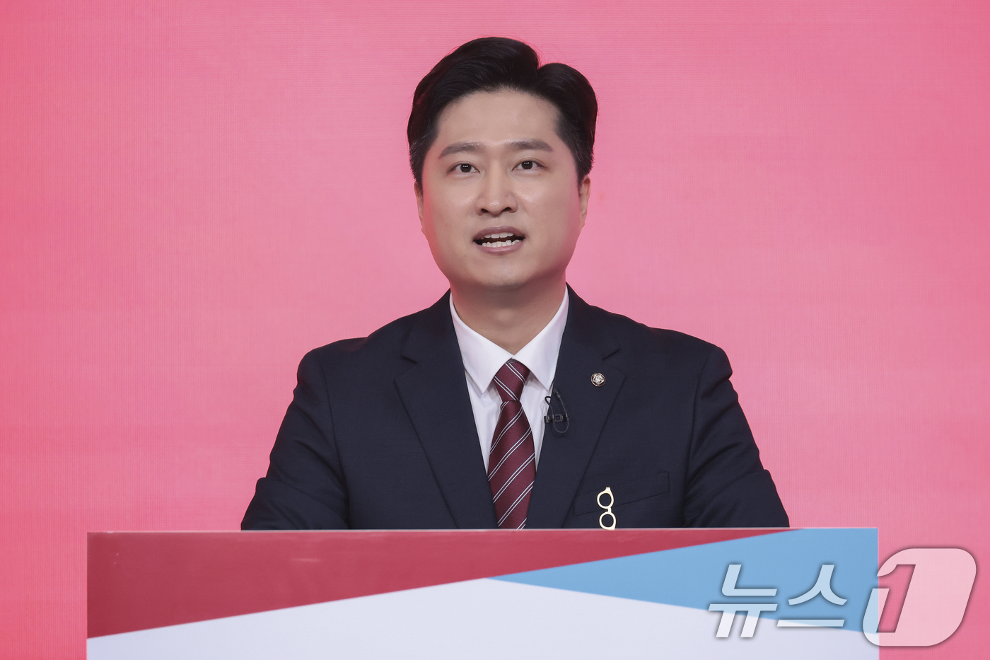 (서울=뉴스1) = 우재준 국민의힘 청년최고위원 후보가 18일 서울 강서구 마곡동 ASSA 아트홀에서 TV토론회를 하고 있다. (국민의힘 제공. 재판매 및 DB 금지) 2025.8 …