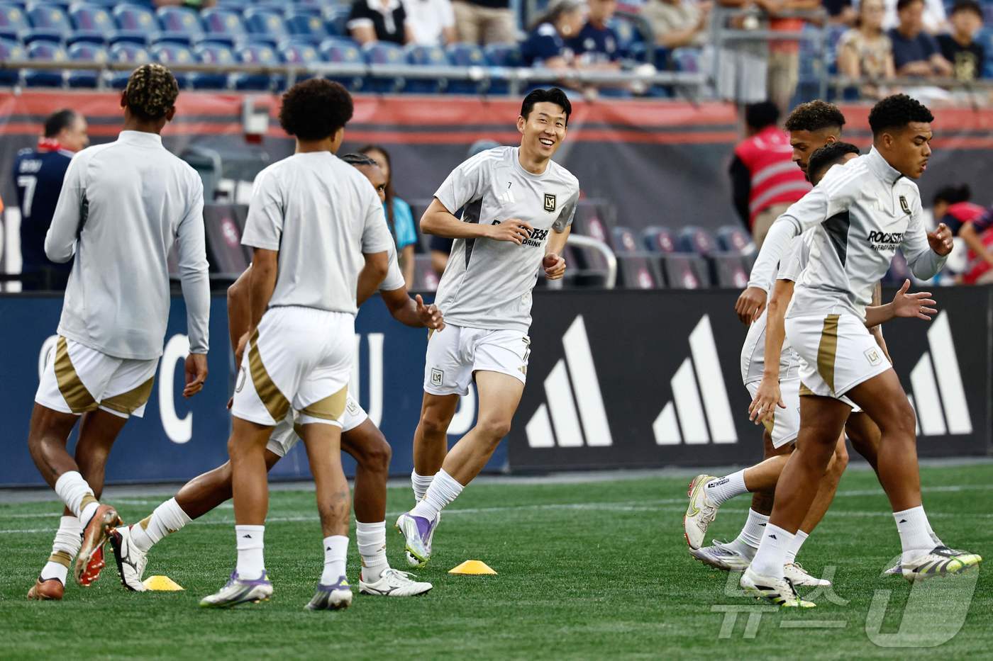 본문 이미지 - 환하게 웃는 손흥민(가운데)ⓒ AFP=뉴스1