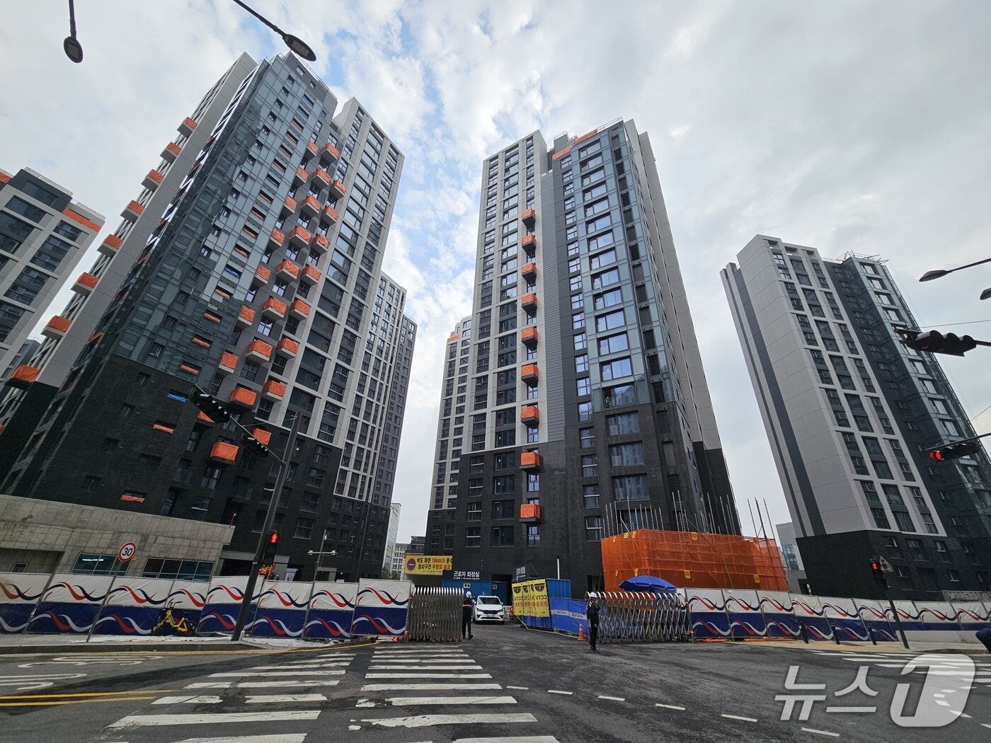 본문 이미지 - 18일 서울 강동구 옛 성매매 집결지가 있던 곳에 아파트가 건설되고 있다. 2025.8.18/뉴스1 ⓒ News1 유채연 기자