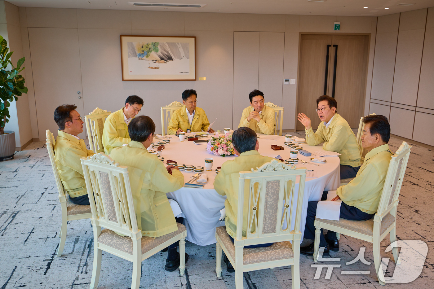 (서울=뉴스1) 허경 기자 = 이재명 대통령이 18일 서울 용산 대통령실 청사에서 열린 오찬 주례보고회동에서 김민석 국무총리를 비롯한 참모진과 대화하고 있다. (대통령실 제공. 재 …