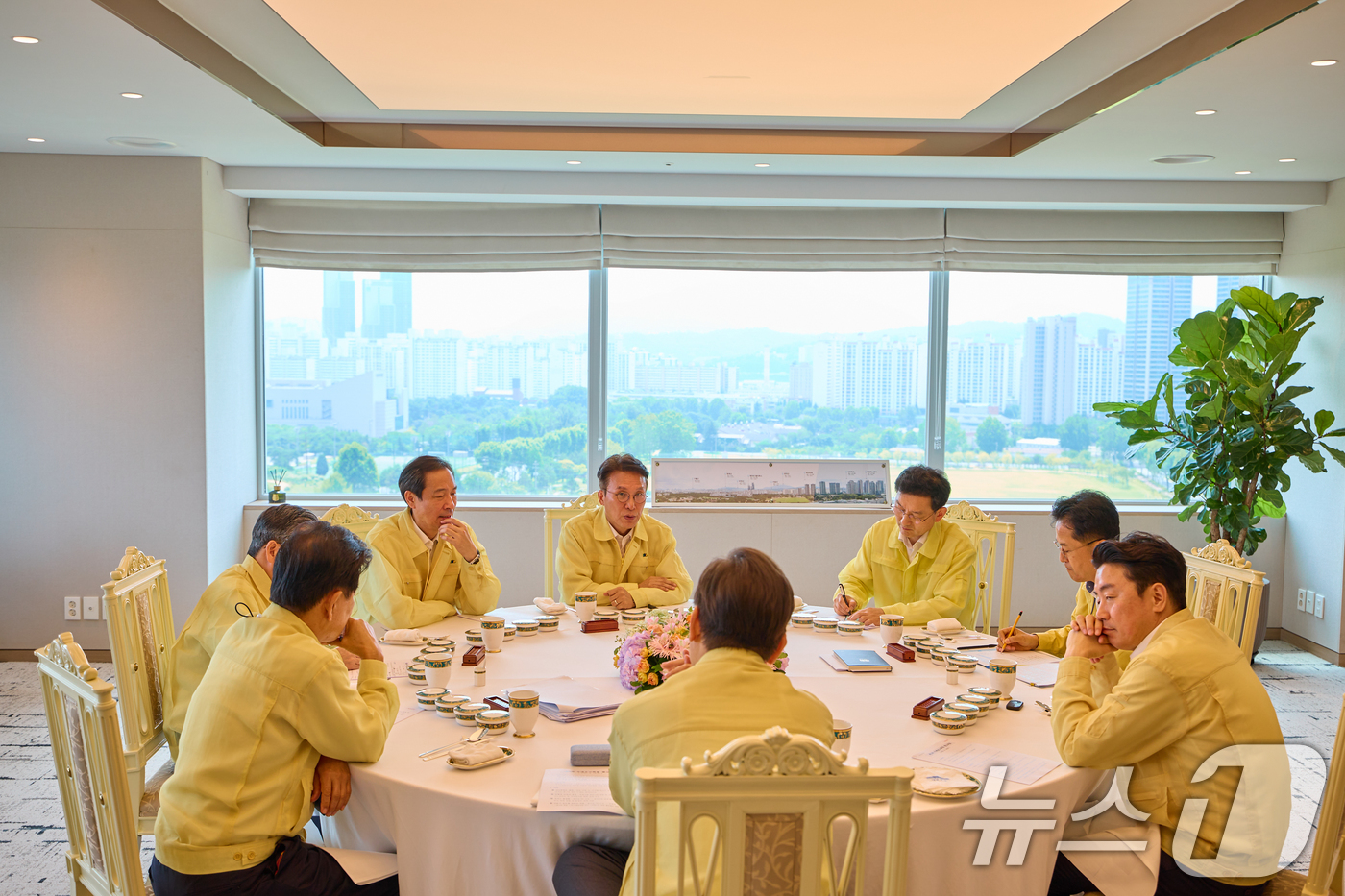 (서울=뉴스1) 허경 기자 = 이재명 대통령이 18일 서울 용산 대통령실 청사에서 열린 오찬 주례보고회동에서 김민석 국무총리를 비롯한 참모진과 대화하고 있다. (대통령실 제공. 재 …