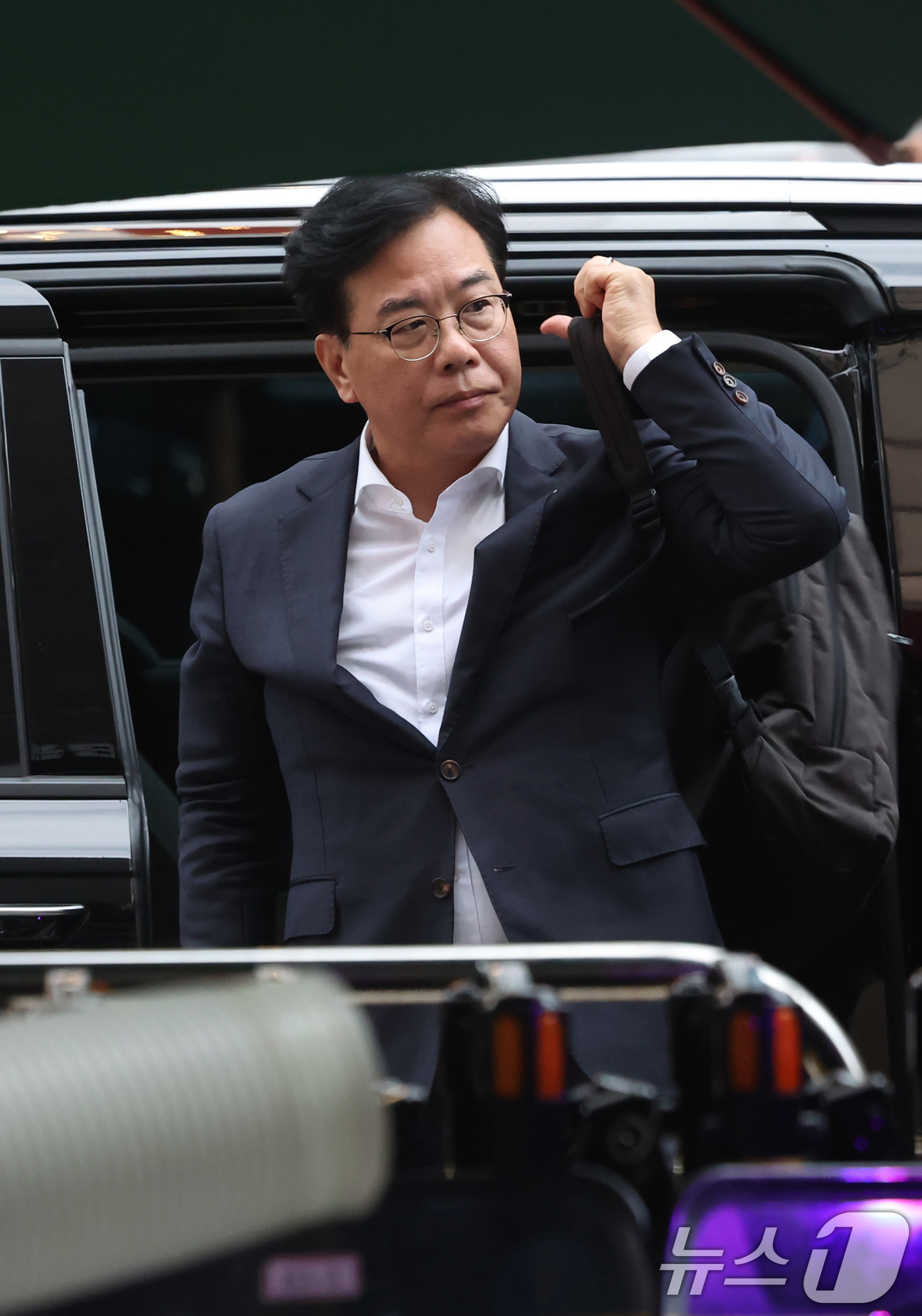 (서울=뉴스1) 장수영 기자 = 송언석 국민의힘 비상대책위원장 겸 원내대표가 18일 오후 서울 여의도 국민의힘 중앙당사에 들어서고 있다.송 비대위원장은 김건희 여사 의혹을 수사하는 …