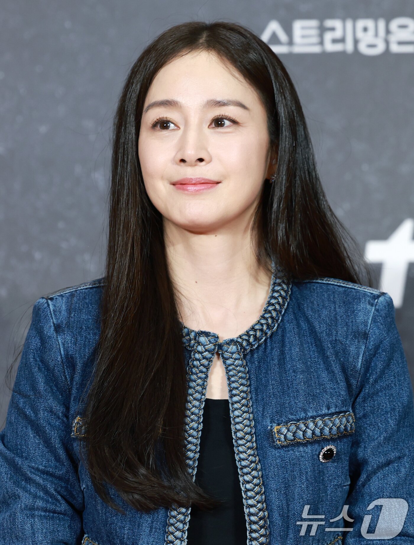 본문 이미지 - 배우 김태희가 18일 오후 서울 삼성동 코엑스에서 열린 아마존 프라임비디오 '버터플라이' 레드카펫 쇼케이스에 참석해 미소를 짓고 있다. ⓒ News1 권현진 기자