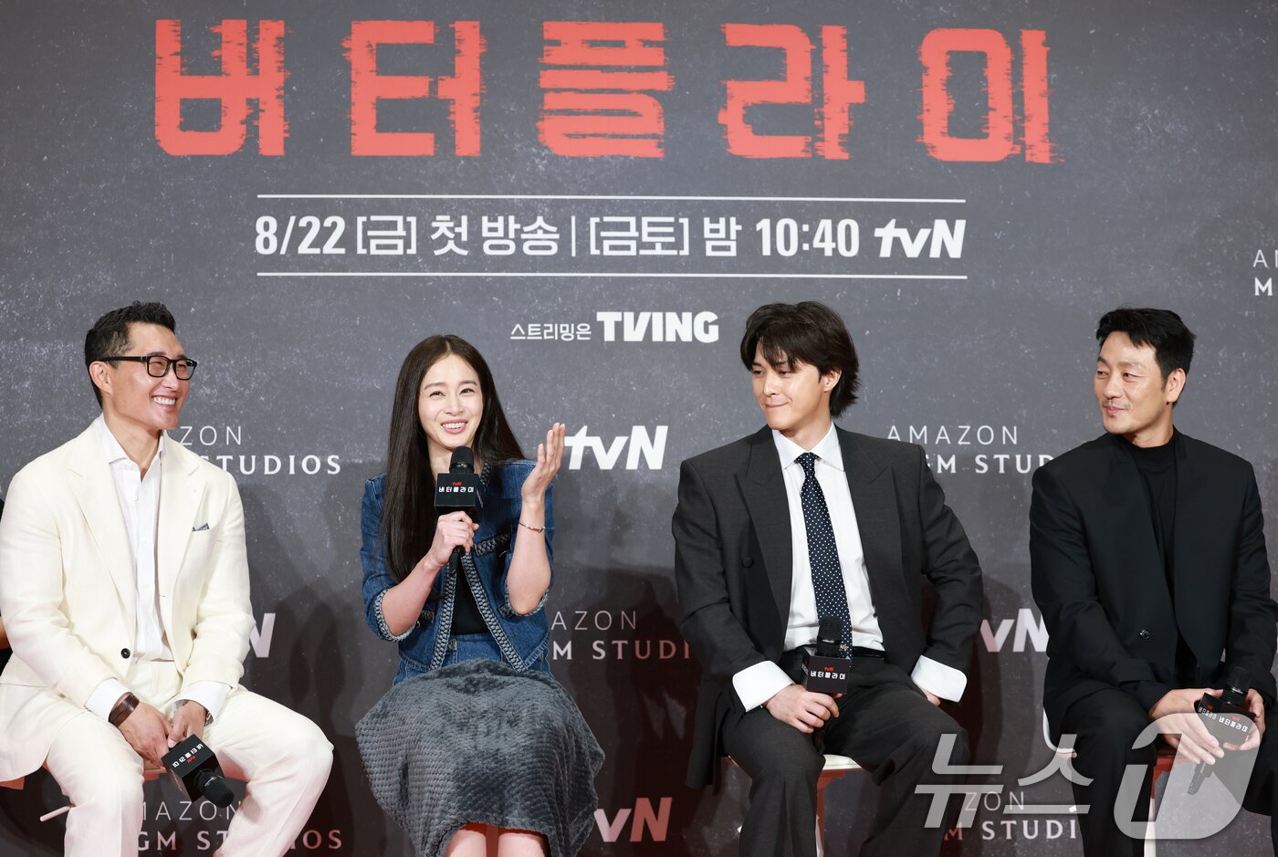 본문 이미지 - 배우 대니얼 대 킴(왼쪽부터)과 김태희, 김지훈, 박해수가 18일 오후 서울 삼성동 코엑스에서 열린 아마존 프라임비디오 '버터플라이' 레드카펫 쇼케이스에 참석해 촬영 뒷 이야기를 전하고 있다. ⓒ News1 권현진 기자