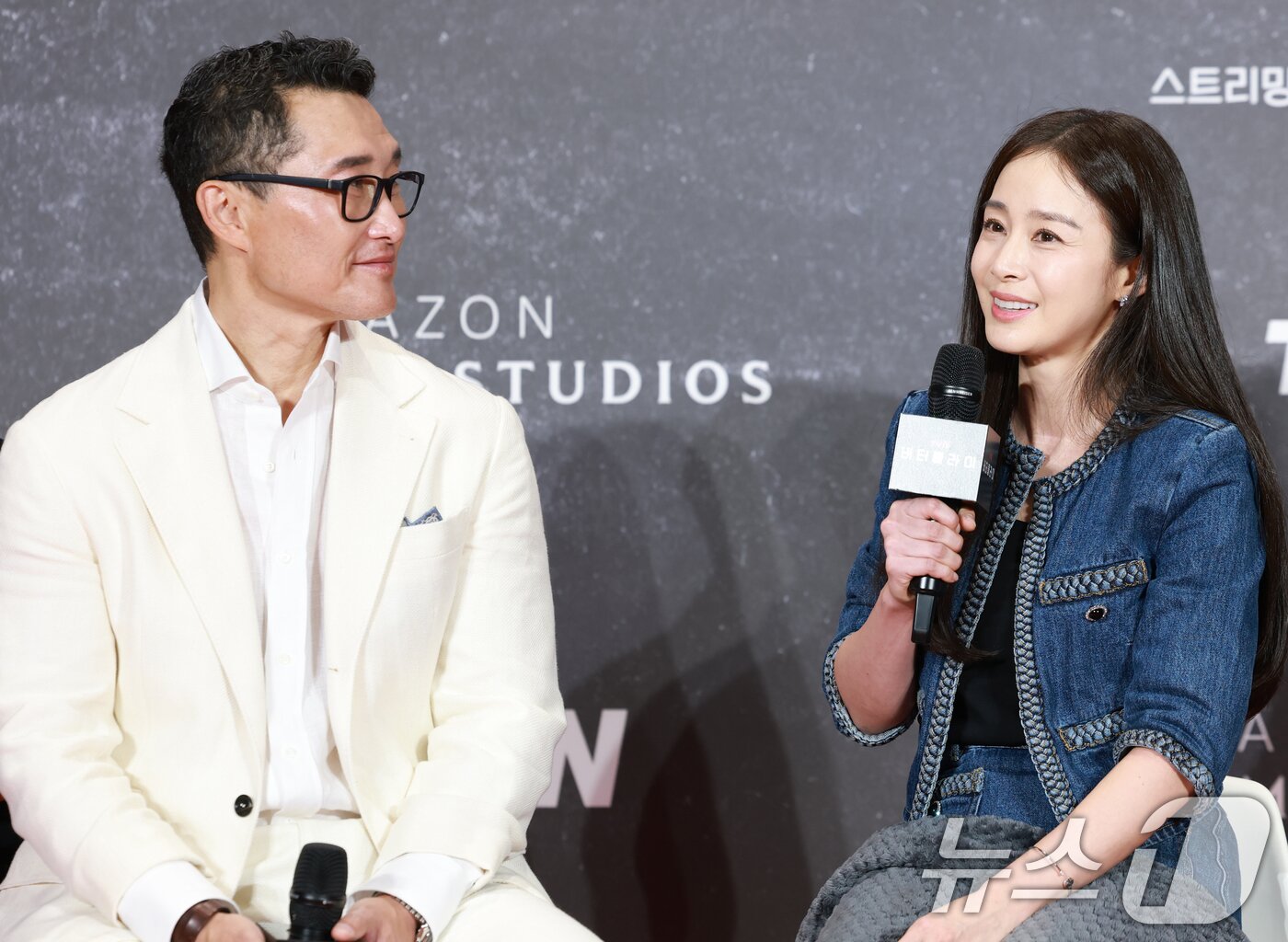 본문 이미지 - 배우 김태희(오른쪽)가 18일 오후 서울 삼성동 코엑스에서 열린 아마존 프라임비디오 '버터플라이' 레드카펫 쇼케이스에 참석해 대니얼 대 킴과 부부 호흡에 대해 이야기 하고 있다. ⓒ News1 권현진 기자