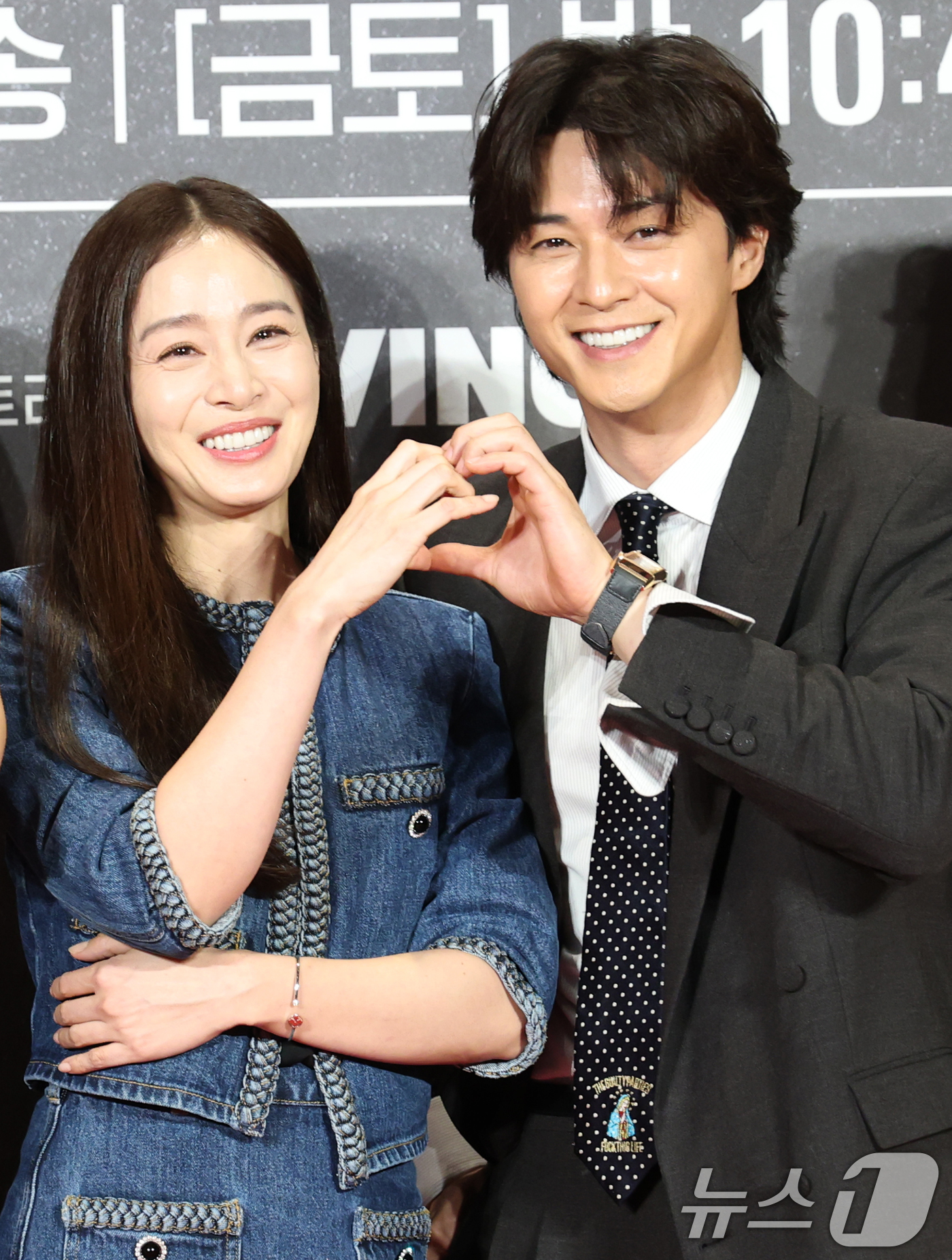 (서울=뉴스1) 권현진 기자 = 배우 김태희와 김지훈(오른쪽)이 18일 오후 서울 삼성동 코엑스에서 열린 아마존 프라임비디오 '버터플라이' 레드카펫 쇼케이스에 참석해 포즈를 취하고 …